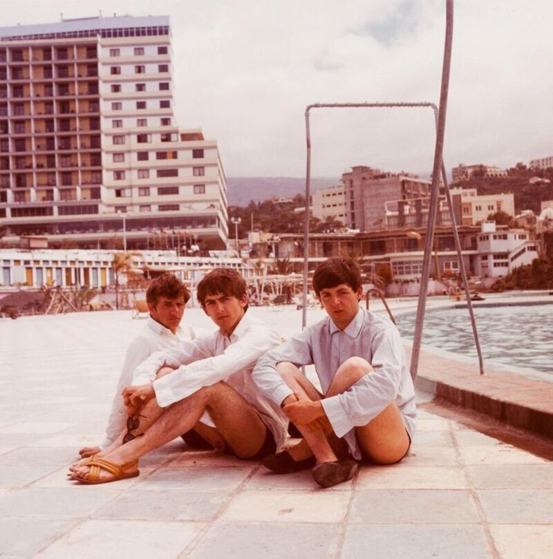 На этих редких фотографиях молодые участники группы The Beatles отдыхают в Испании – Самые лучшие и интересные посты по теме: the beatles, Интересное, фотографии на развлекательном портале Fishki.net